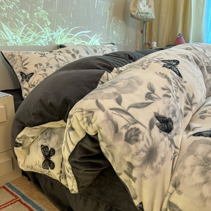 91家纺网 家纺一手货源 找家纺 暖伊家居 2025牛奶绒小布袋四件套 蝶赴卉