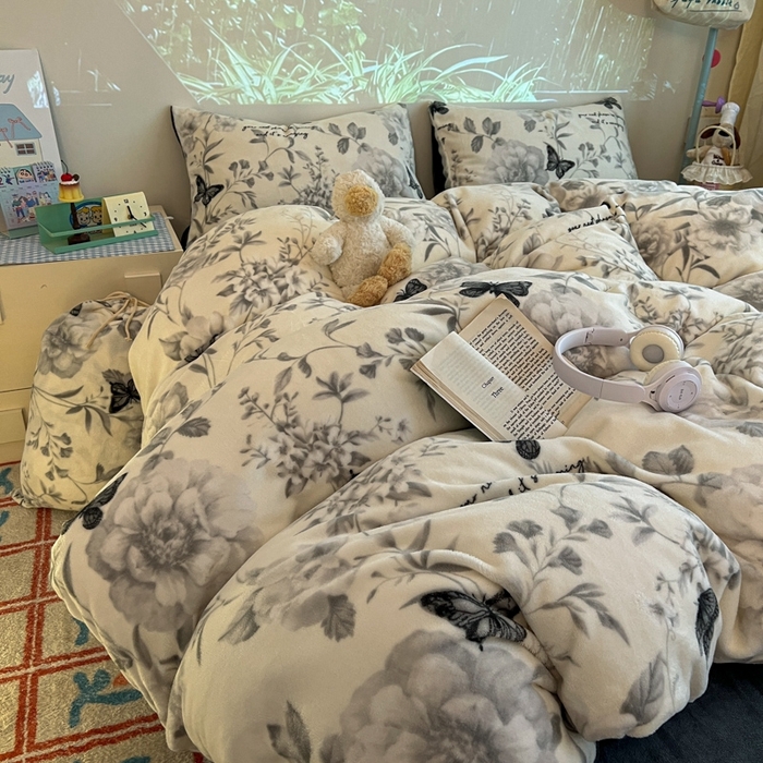 91家纺网 家纺一手货源 找家纺 暖伊家居 2025牛奶绒小布袋四件套 蝶赴卉