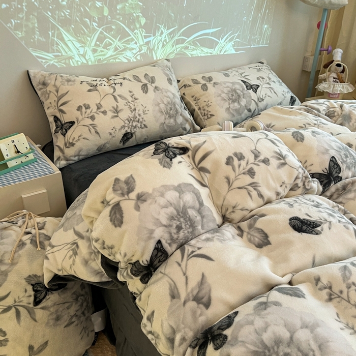 91家纺网 家纺一手货源 找家纺 暖伊家居 2025牛奶绒小布袋四件套 蝶赴卉