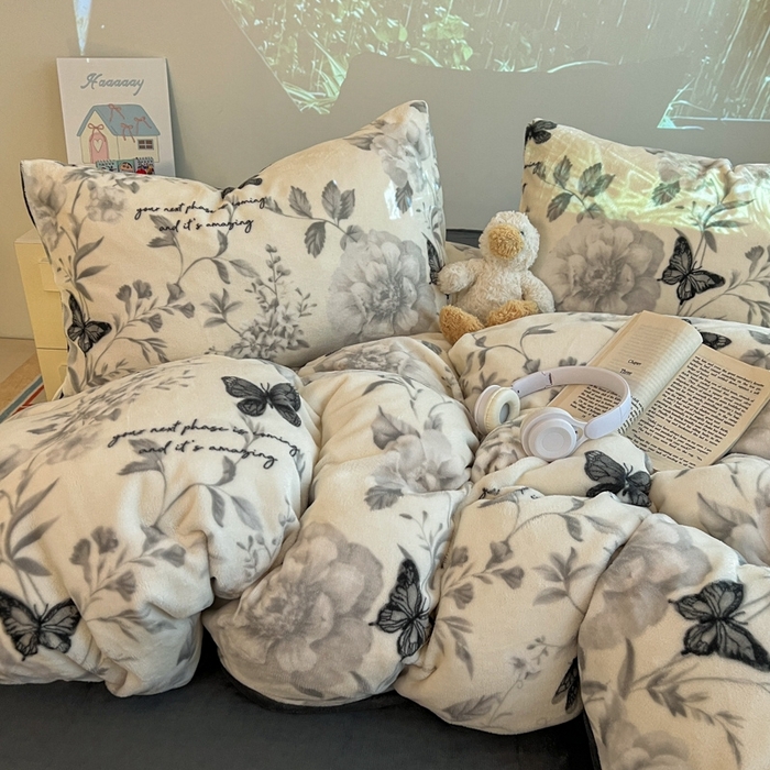 91家纺网 家纺一手货源 找家纺 暖伊家居 2025牛奶绒小布袋四件套 蝶赴卉