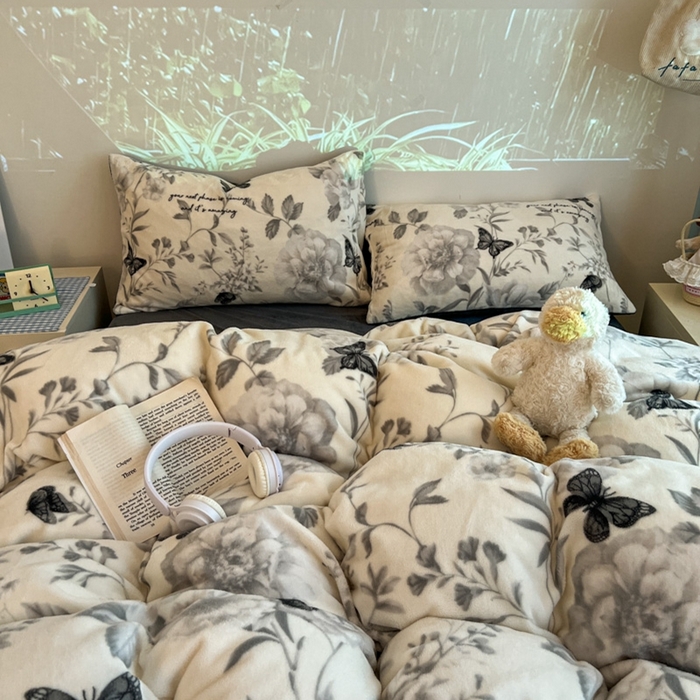 91家纺网 家纺一手货源 找家纺 暖伊家居 2025牛奶绒小布袋四件套 蝶赴卉