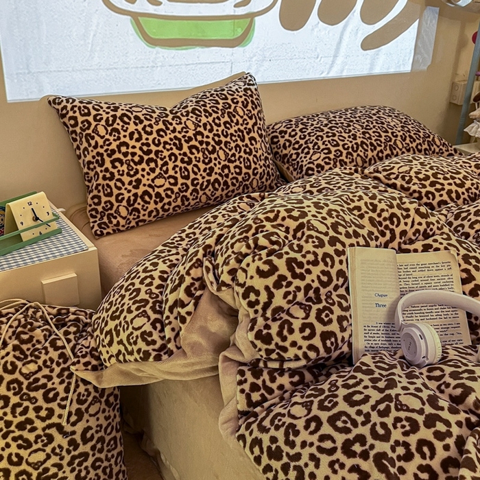 91家纺网 家纺一手货源 找家纺 暖伊家居 2025牛奶绒小布袋四件套 咖豹纹