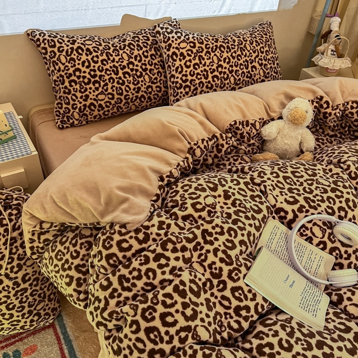 91家纺网 家纺一手货源 找家纺 暖伊家居 2025牛奶绒小布袋四件套 咖豹纹