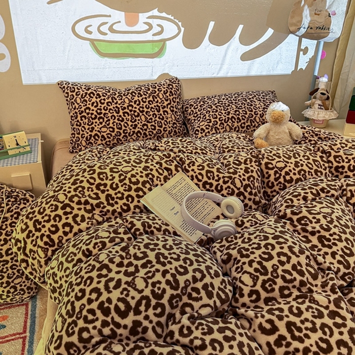 91家纺网 家纺一手货源 找家纺 暖伊家居 2025牛奶绒小布袋四件套 咖豹纹