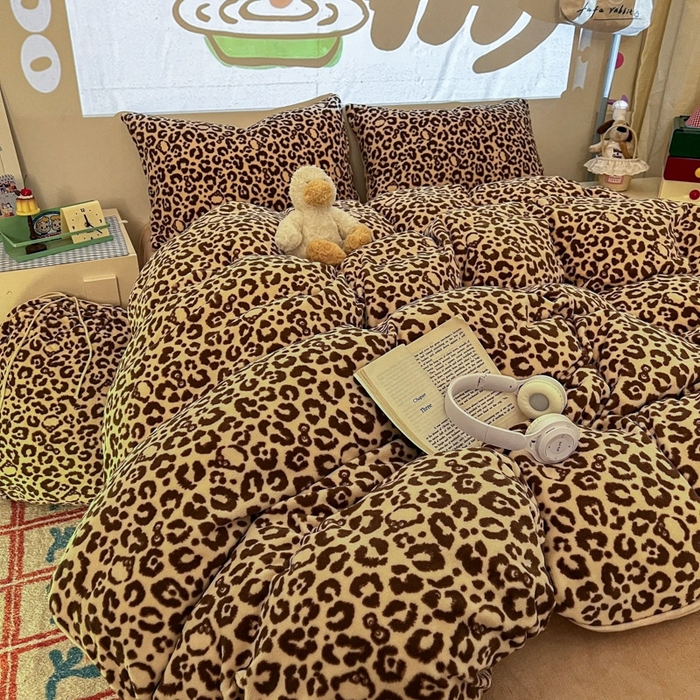 91家纺网 家纺一手货源 找家纺 暖伊家居 2025牛奶绒小布袋四件套 咖豹纹