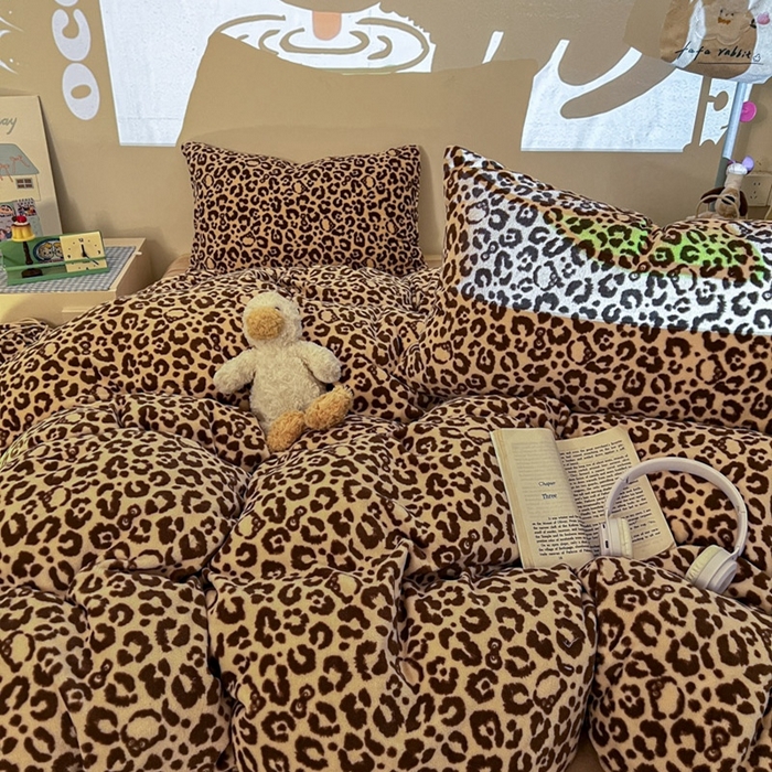 91家纺网 家纺一手货源 找家纺 暖伊家居 2025牛奶绒小布袋四件套 咖豹纹