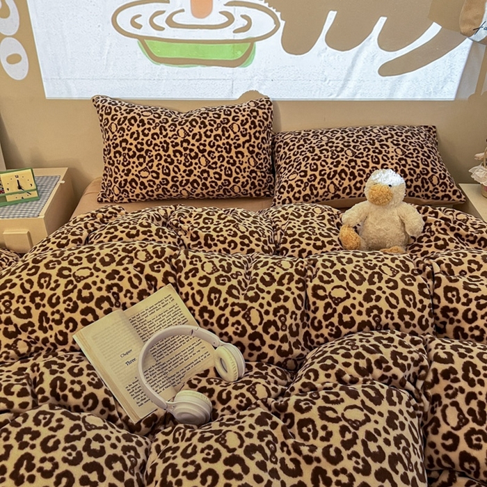 91家纺网 家纺一手货源 找家纺 暖伊家居 2025牛奶绒小布袋四件套 咖豹纹