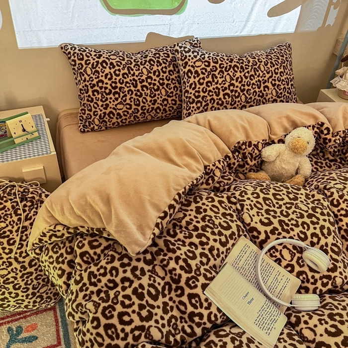 91家纺网 家纺一手货源 找家纺 暖伊家居 2025牛奶绒小布袋四件套 咖豹纹