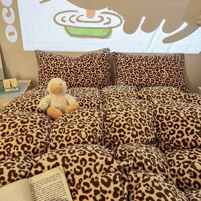 91家纺网 家纺一手货源 找家纺 暖伊家居 2025牛奶绒小布袋四件套 咖豹纹