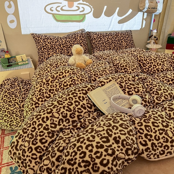 91家纺网 家纺一手货源 找家纺 暖伊家居 2025牛奶绒小布袋四件套 咖豹纹