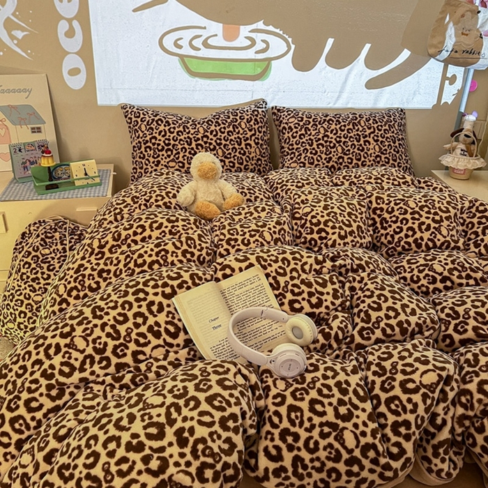 91家纺网 家纺一手货源 找家纺 暖伊家居 2025牛奶绒小布袋四件套 咖豹纹