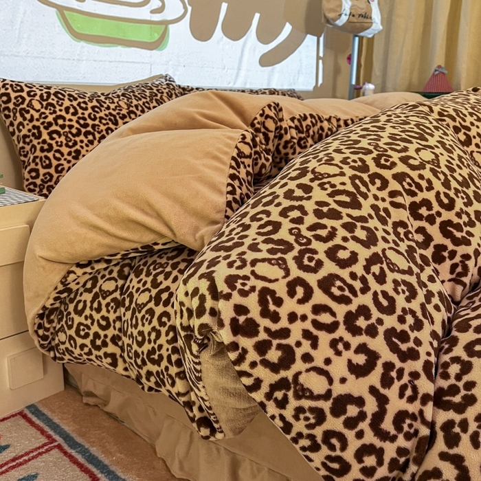 91家纺网 家纺一手货源 找家纺 暖伊家居 2025牛奶绒小布袋四件套 咖豹纹