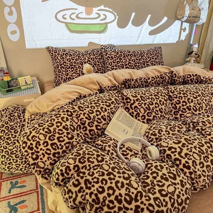 91家纺网 家纺一手货源 找家纺 暖伊家居 2025牛奶绒小布袋四件套 咖豹纹