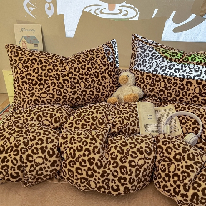 91家纺网 家纺一手货源 找家纺 暖伊家居 2025牛奶绒小布袋四件套 咖豹纹