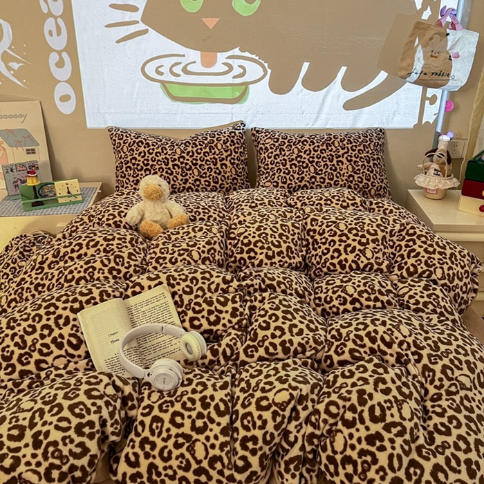 91家纺网 家纺一手货源 找家纺 暖伊家居 2025牛奶绒小布袋四件套 咖豹纹