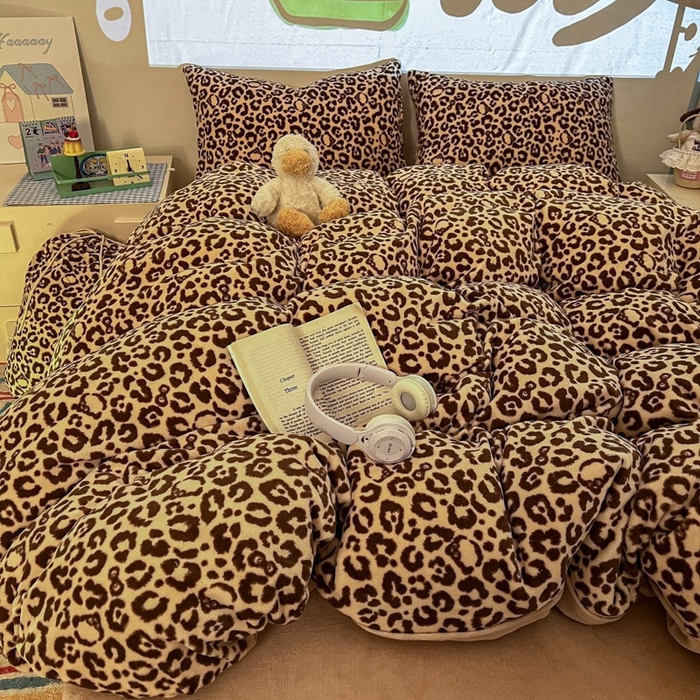 91家纺网 家纺一手货源 找家纺 暖伊家居 2025牛奶绒小布袋四件套 咖豹纹