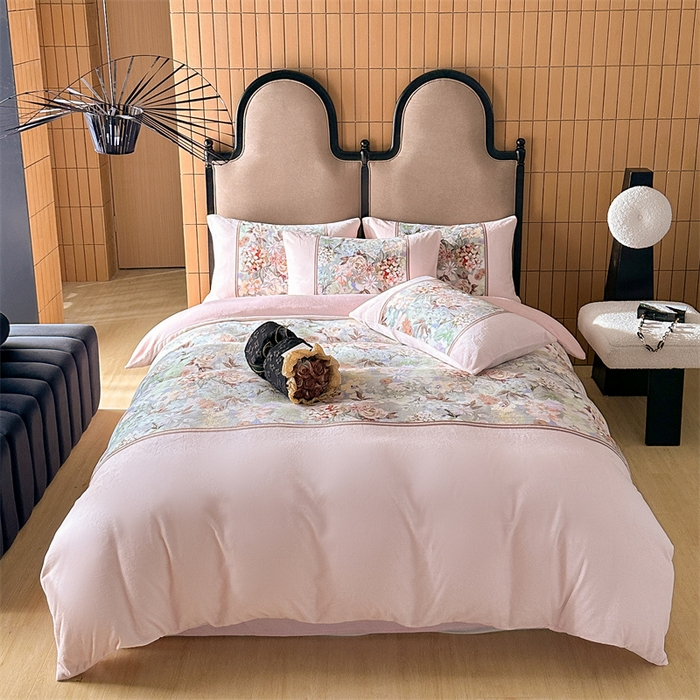 91家纺网 家纺一手货源 找家纺 Sweet dreams甜梦 2025新款数码印花加厚复古碎花牛奶绒四件套-摄影图 爱丽丝