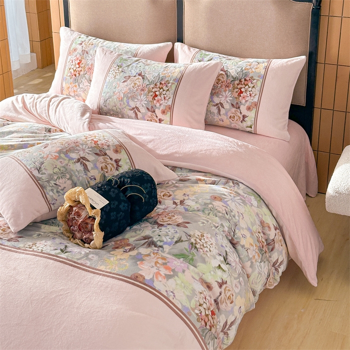 91家纺网 家纺一手货源 找家纺 Sweet dreams甜梦 2025新款数码印花加厚复古碎花牛奶绒四件套-摄影图 爱丽丝