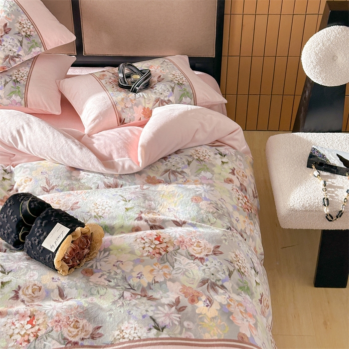 91家纺网 家纺一手货源 找家纺 Sweet dreams甜梦 2025新款数码印花加厚复古碎花牛奶绒四件套-摄影图 爱丽丝