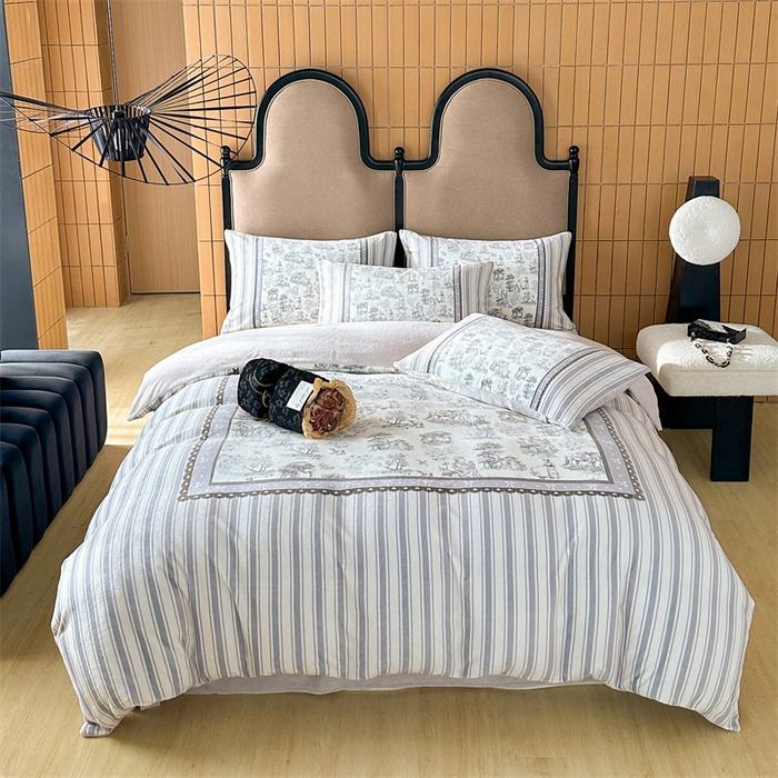 91家纺网 家纺一手货源 找家纺 Sweet dreams甜梦 2025新款数码印花加厚复古碎花牛奶绒四件套-摄影图 莱茵