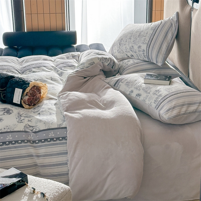 91家纺网 家纺一手货源 找家纺 Sweet dreams甜梦 2025新款数码印花加厚复古碎花牛奶绒四件套-摄影图 莱茵