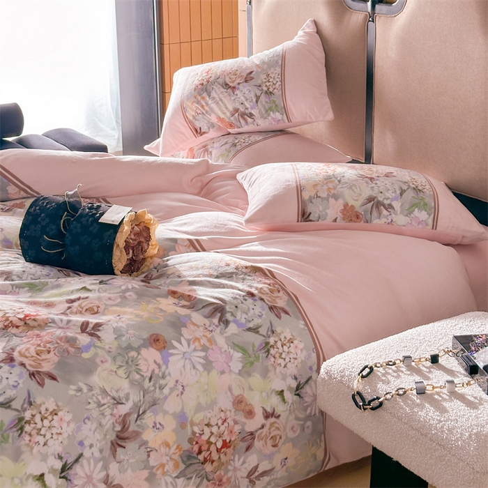 91家纺网 家纺一手货源 找家纺 Sweet dreams甜梦 2025新款数码印花加厚复古碎花牛奶绒四件套-摄影图 爱丽丝