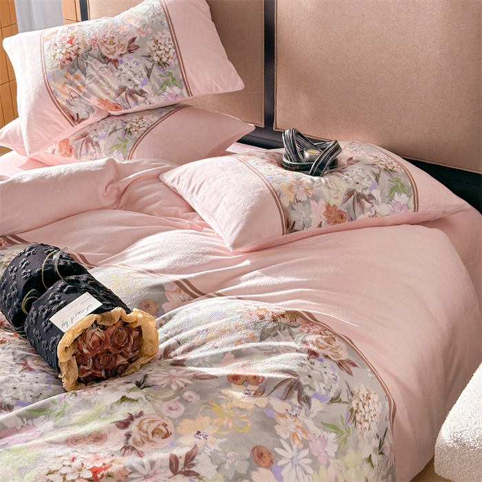 91家纺网 家纺一手货源 找家纺 Sweet dreams甜梦 2025新款数码印花加厚复古碎花牛奶绒四件套-摄影图 爱丽丝