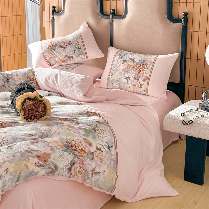 91家纺网 家纺一手货源 找家纺 Sweet dreams甜梦 2025新款数码印花加厚复古碎花牛奶绒四件套-摄影图 爱丽丝