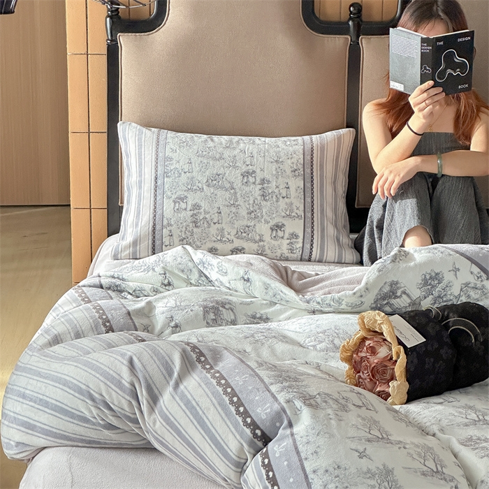 91家纺网 家纺一手货源 找家纺 Sweet dreams甜梦 2025新款数码印花加厚复古碎花牛奶绒四件套-摄影图 莱茵