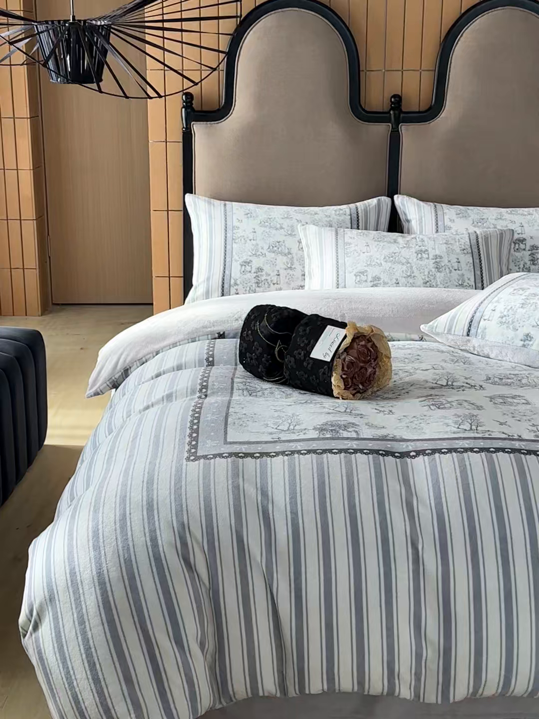 91家纺网 家纺一手货源 找家纺 Sweet dreams甜梦 2025新款数码印花加厚复古碎花牛奶绒四件套-摄影图 莱茵