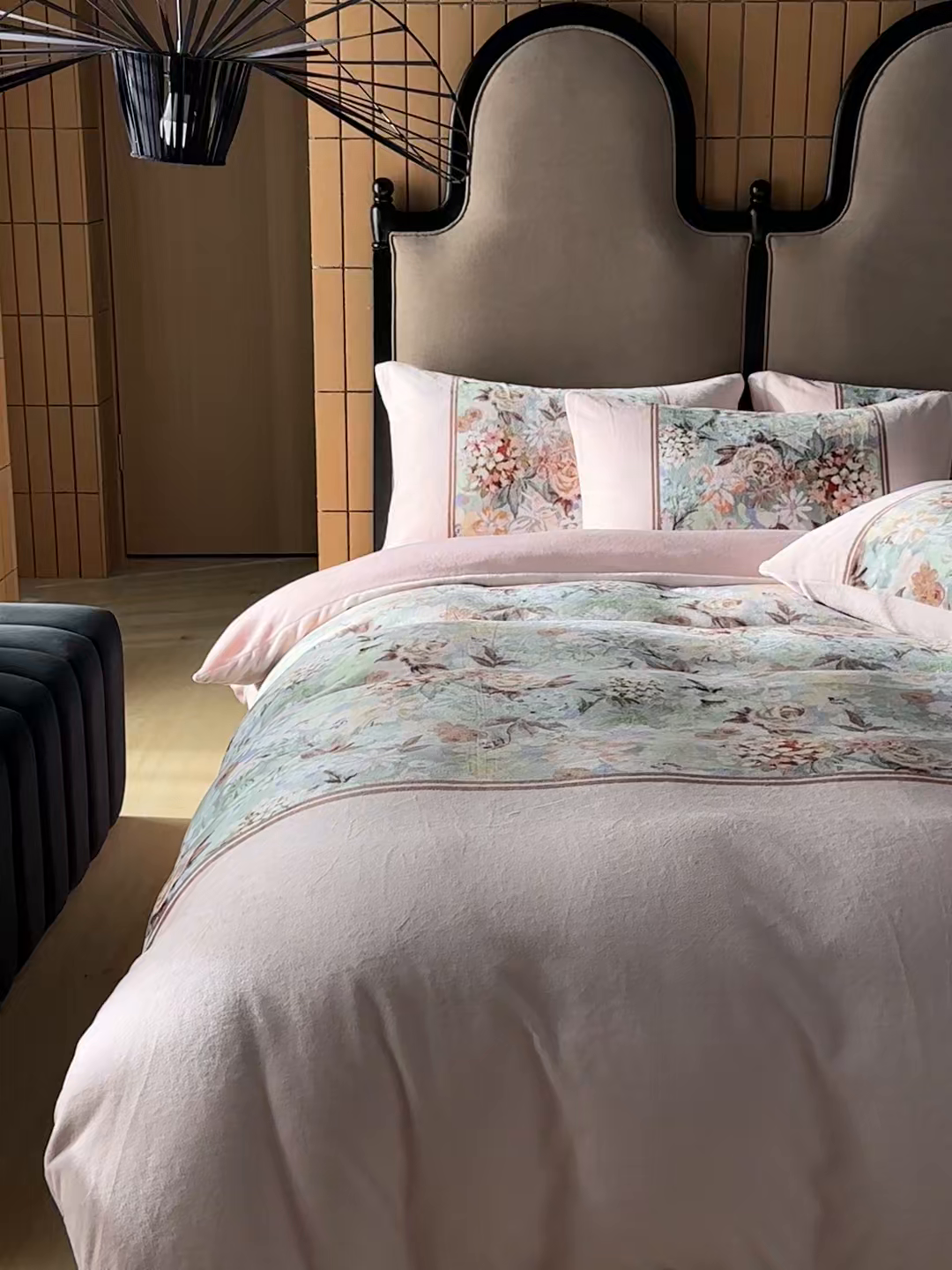 91家纺网 家纺一手货源 找家纺 Sweet dreams甜梦 2025新款数码印花加厚复古碎花牛奶绒四件套-摄影图 爱丽丝