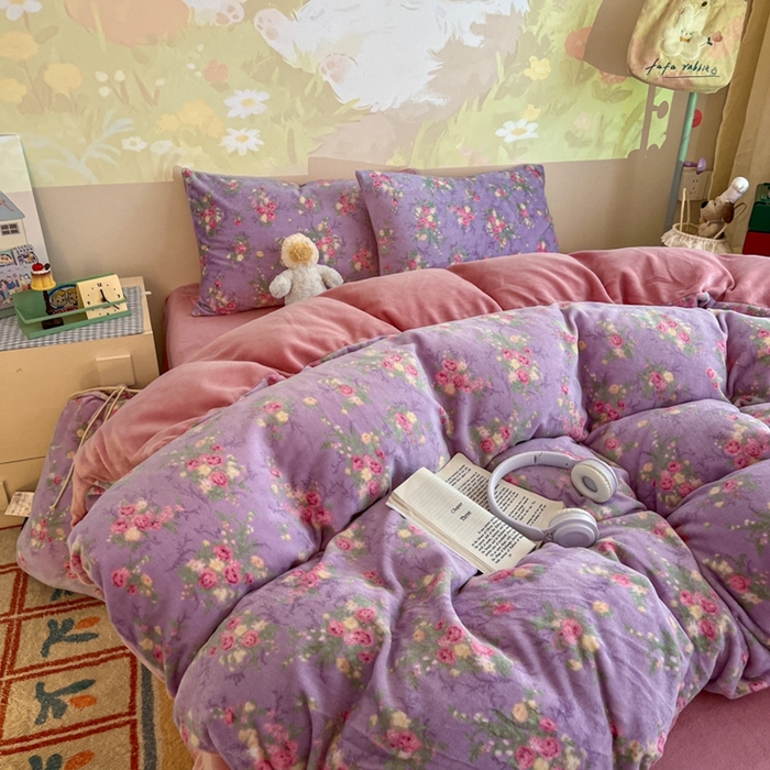 91家纺网 家纺一手货源 找家纺 暖伊家居 2025牛奶绒小布袋四件套 罗兰雨