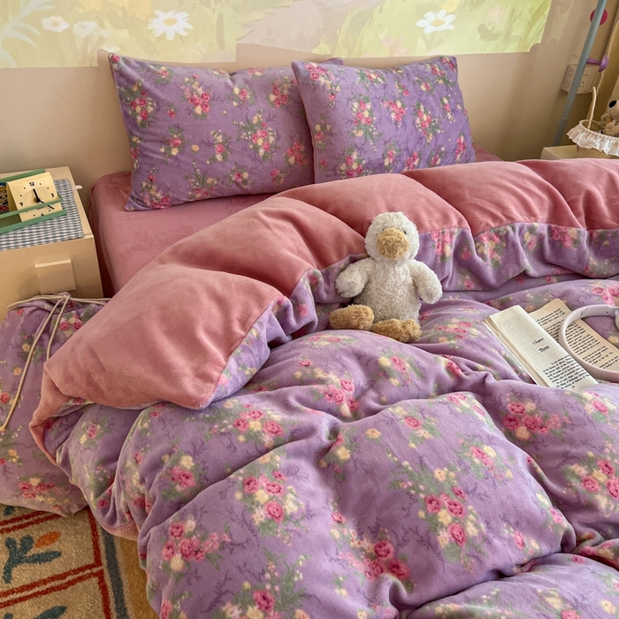 91家纺网 家纺一手货源 找家纺 暖伊家居 2025牛奶绒小布袋四件套 罗兰雨