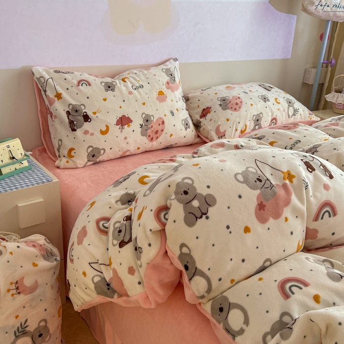 91家纺网 家纺一手货源 找家纺 暖伊家居 2025牛奶绒小布袋四件套 小考拉