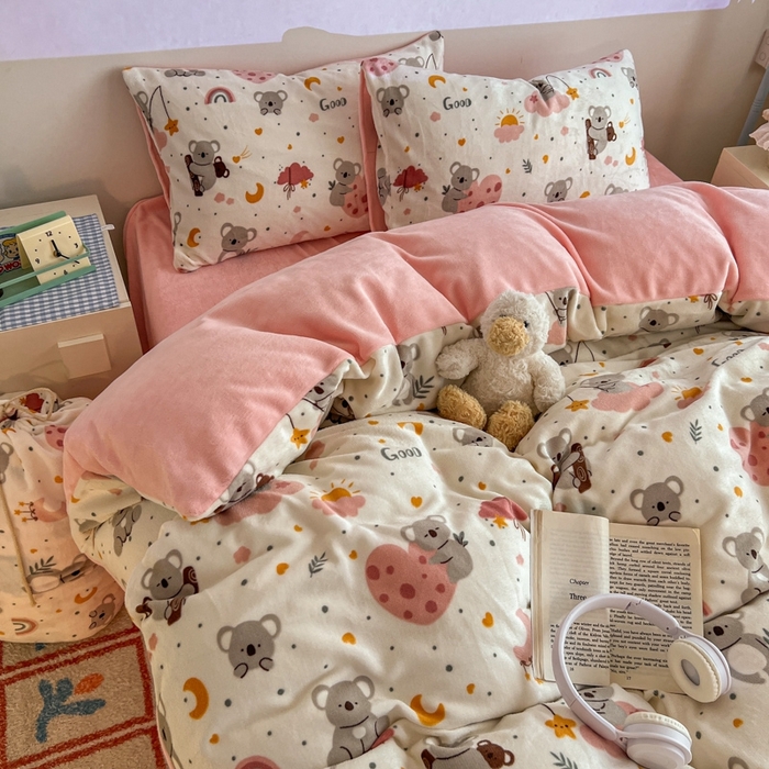 91家纺网 家纺一手货源 找家纺 暖伊家居 2025牛奶绒小布袋四件套 小考拉