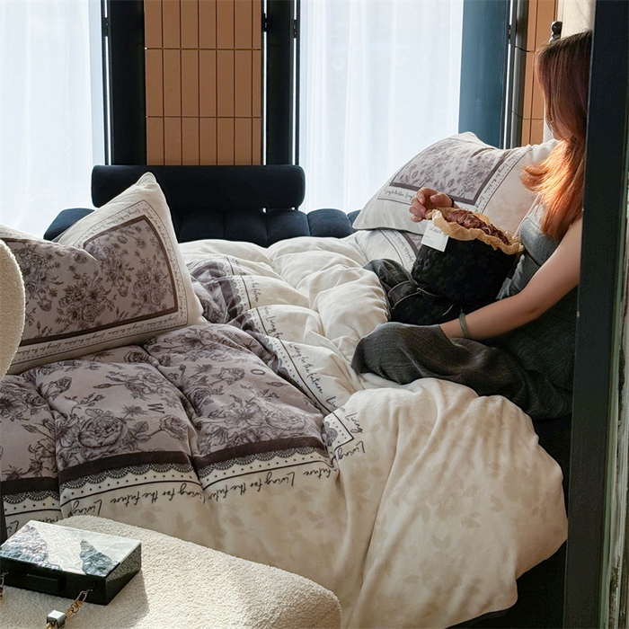 91家纺网 家纺一手货源 找家纺 Sweet dreams甜梦 2025新款数码印花加厚复古碎花牛奶绒四件套-摄影图 莱亚