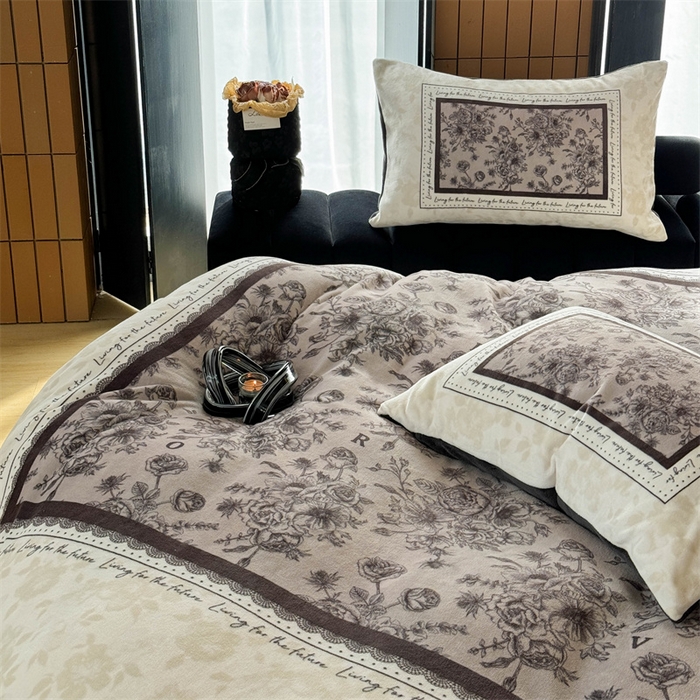 91家纺网 家纺一手货源 找家纺 Sweet dreams甜梦 2025新款数码印花加厚复古碎花牛奶绒四件套-摄影图 莱亚