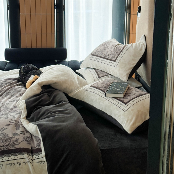 91家纺网 家纺一手货源 找家纺 Sweet dreams甜梦 2025新款数码印花加厚复古碎花牛奶绒四件套-摄影图 莱亚