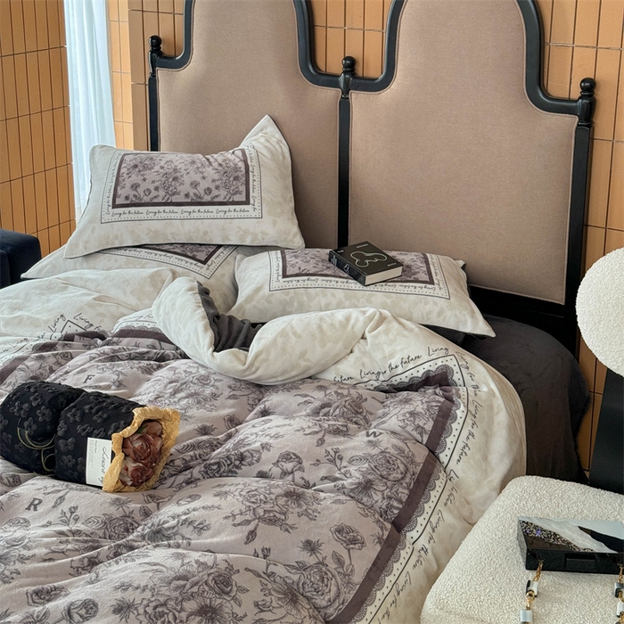 91家纺网 家纺一手货源 找家纺 Sweet dreams甜梦 2025新款数码印花加厚复古碎花牛奶绒四件套-摄影图 莱亚