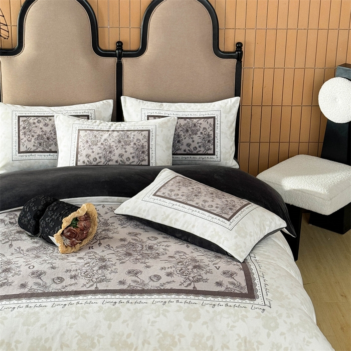 91家纺网 家纺一手货源 找家纺 Sweet dreams甜梦 2025新款数码印花加厚复古碎花牛奶绒四件套-摄影图 莱亚