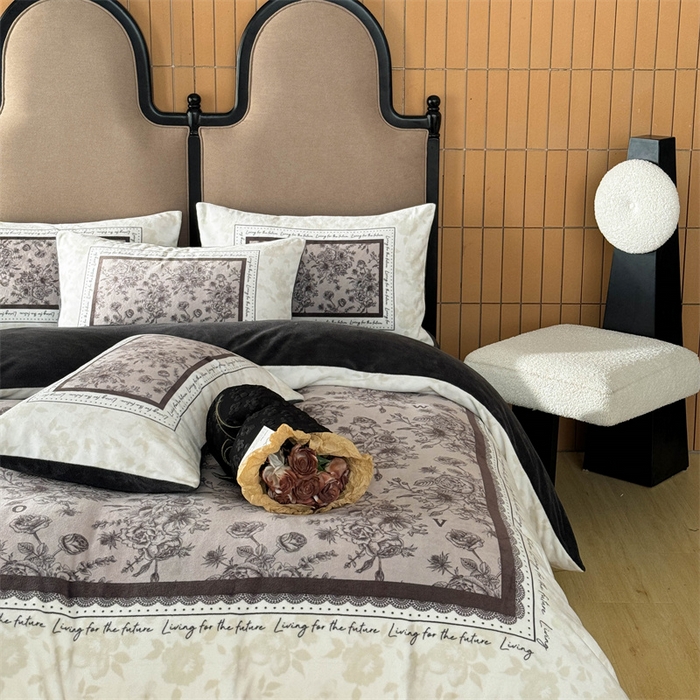 91家纺网 家纺一手货源 找家纺 Sweet dreams甜梦 2025新款数码印花加厚复古碎花牛奶绒四件套-摄影图 莱亚