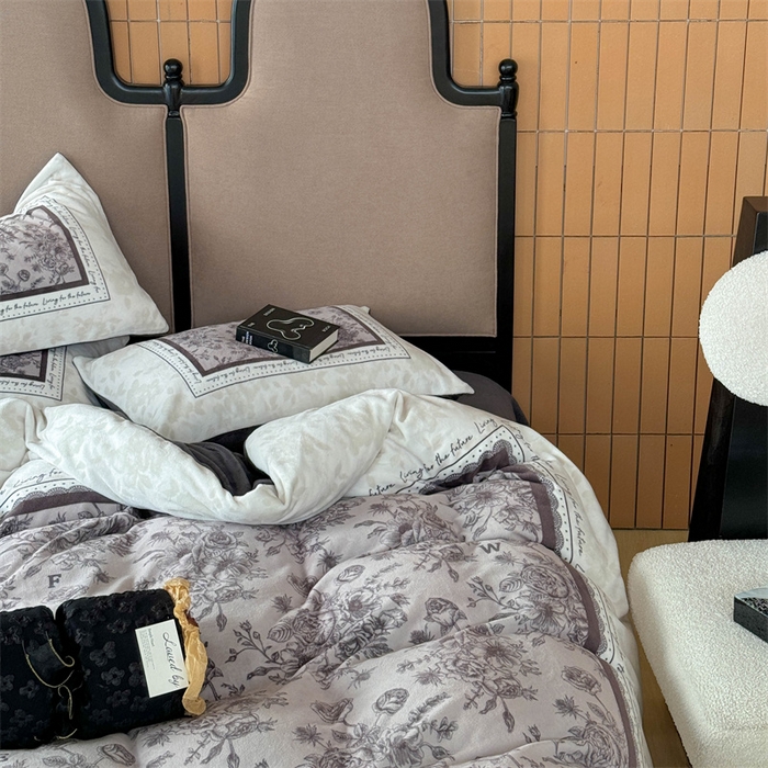 91家纺网 家纺一手货源 找家纺 Sweet dreams甜梦 2025新款数码印花加厚复古碎花牛奶绒四件套-摄影图 莱亚