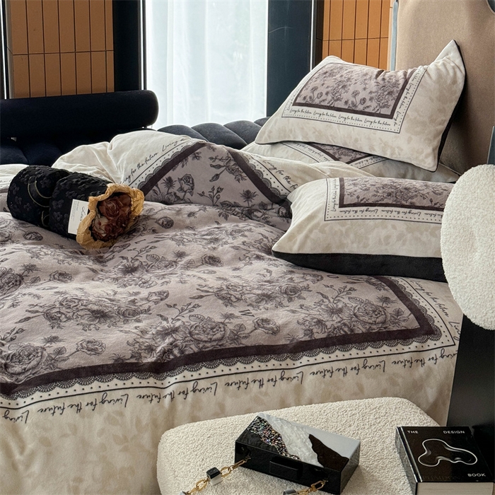 91家纺网 家纺一手货源 找家纺 Sweet dreams甜梦 2025新款数码印花加厚复古碎花牛奶绒四件套-摄影图 莱亚