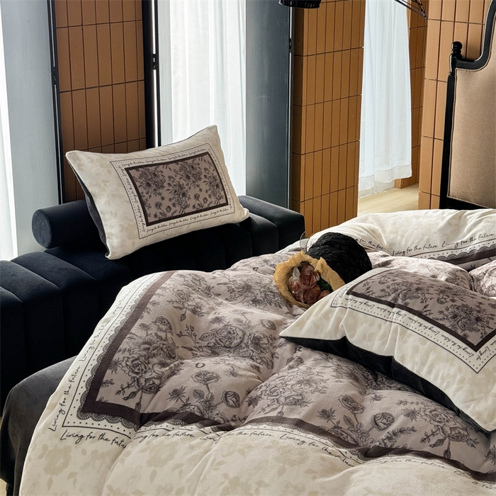 91家纺网 家纺一手货源 找家纺 Sweet dreams甜梦 2025新款数码印花加厚复古碎花牛奶绒四件套-摄影图 莱亚