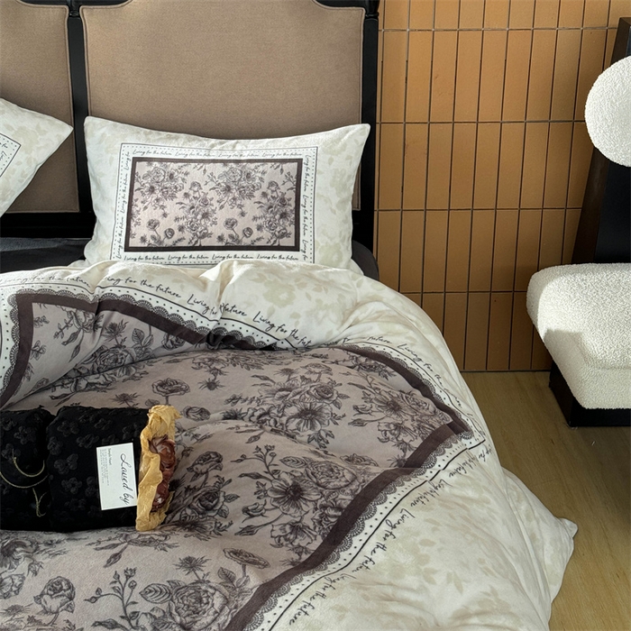 91家纺网 家纺一手货源 找家纺 Sweet dreams甜梦 2025新款数码印花加厚复古碎花牛奶绒四件套-摄影图 莱亚