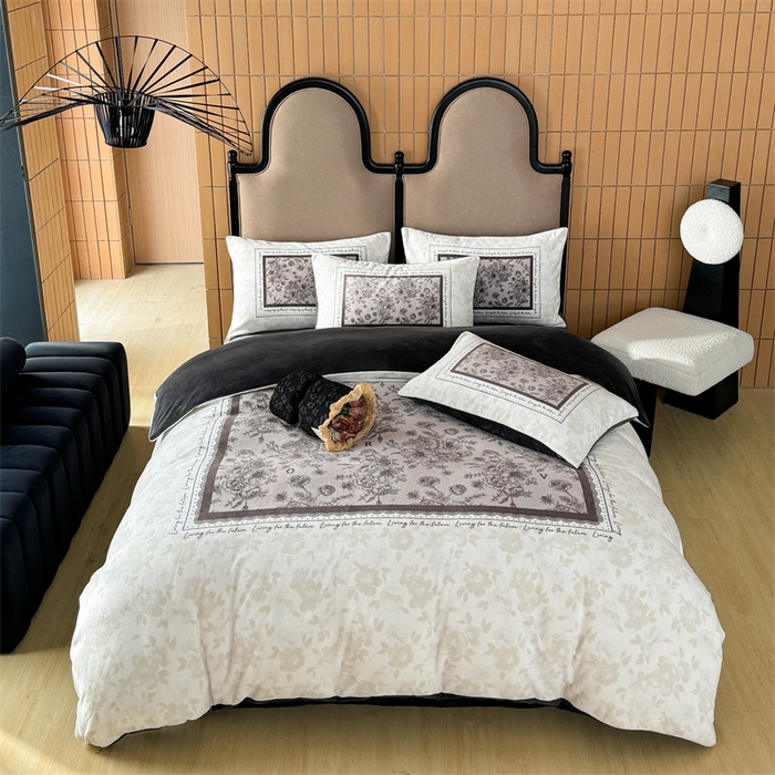 91家纺网 家纺一手货源 找家纺 Sweet dreams甜梦 2025新款数码印花加厚复古碎花牛奶绒四件套-摄影图 莱亚