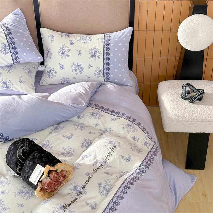 91家纺网 家纺一手货源 找家纺 Sweet dreams甜梦 2025新款数码印花加厚复古碎花牛奶绒四件套-摄影图 蓝枚
