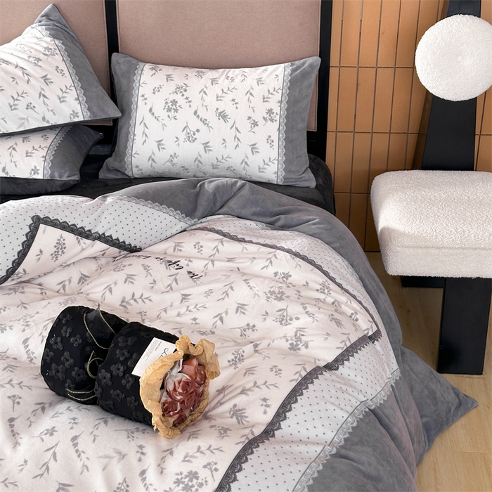 91家纺网 家纺一手货源 找家纺 Sweet dreams甜梦 2025新款数码印花加厚复古碎花牛奶绒四件套-摄影图 茶白