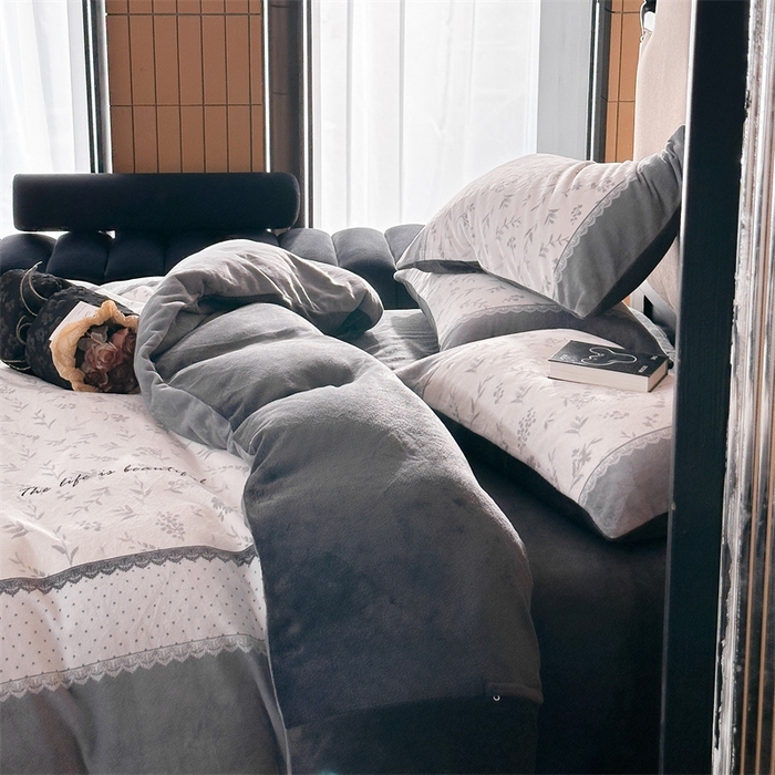 91家纺网 家纺一手货源 找家纺 Sweet dreams甜梦 2025新款数码印花加厚复古碎花牛奶绒四件套-摄影图 茶白