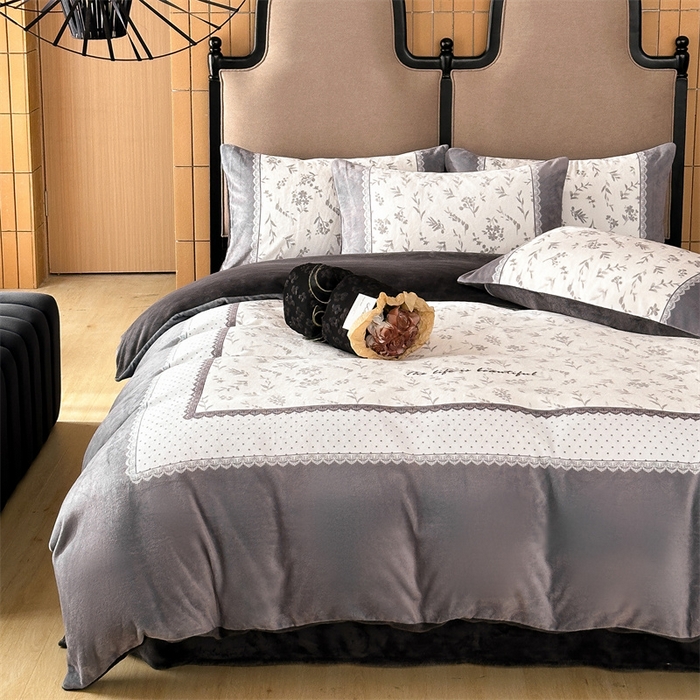 91家纺网 家纺一手货源 找家纺 Sweet dreams甜梦 2025新款数码印花加厚复古碎花牛奶绒四件套-摄影图 茶白